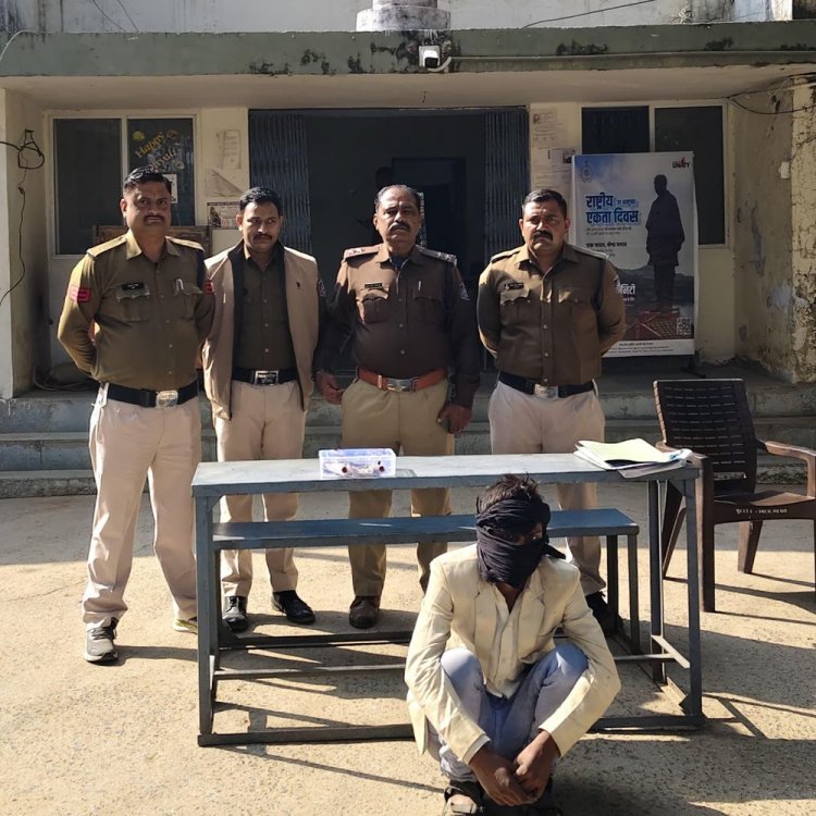 दो लाख की चोरी के सामन सहित चोर गिरफ्तार:सोने-चांदी के जेवर चुराए थे, पुलिस ने घेराबंदी कर पकड़ा